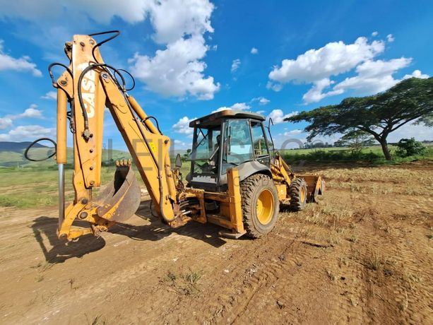 Retroescavadora Case 590R · Samba Caju