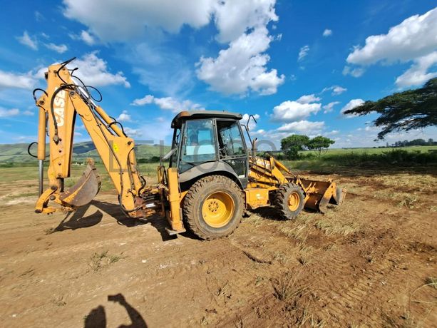 Retroescavadora Case 590R · Samba Caju