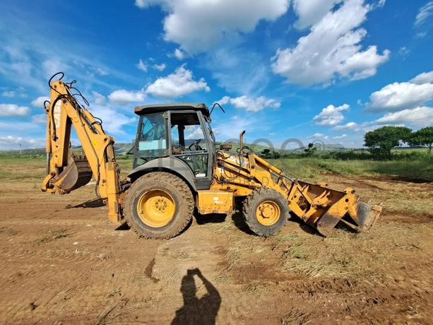 Retroescavadora Case 590R · Samba Caju