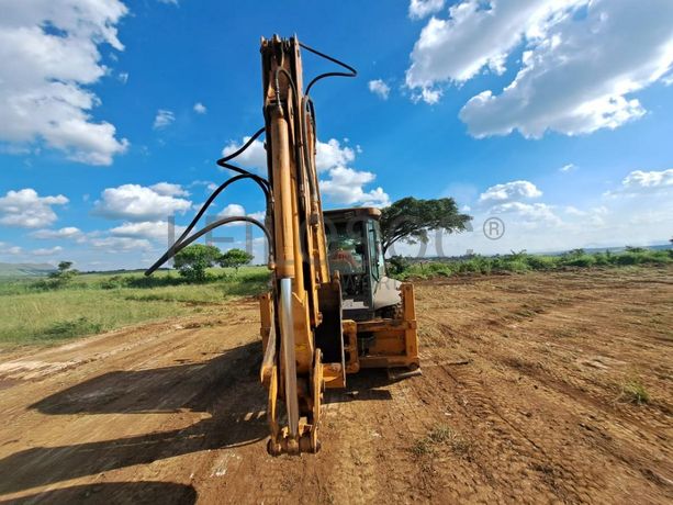 Retroescavadora Case 590R · Samba Caju