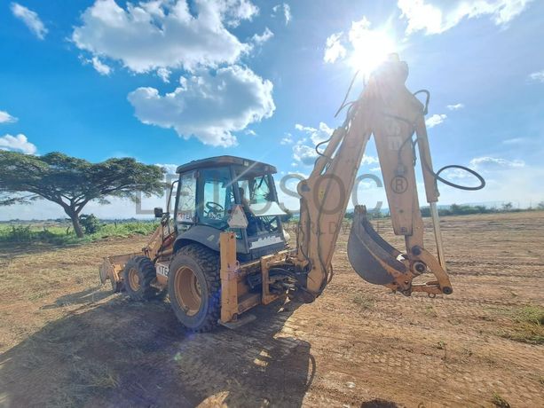 Retroescavadora Case 590R · Samba Caju