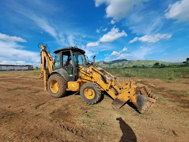 Retroescavadora Case 590R · Samba Caju