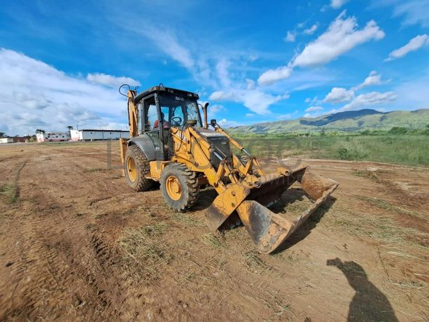 Retroescavadora Case 590R · Samba Caju