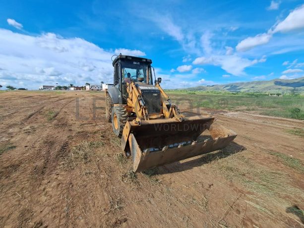 Retroescavadora Case 590R · Samba Caju