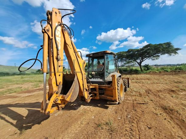 Retroescavadora Case 590R · Samba Caju