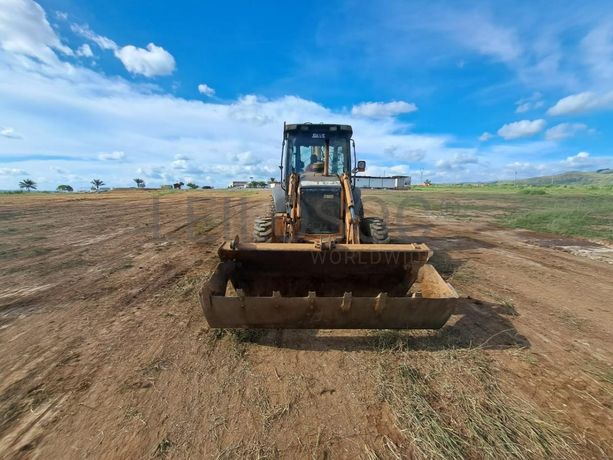 Retroescavadora Case 590R · Samba Caju