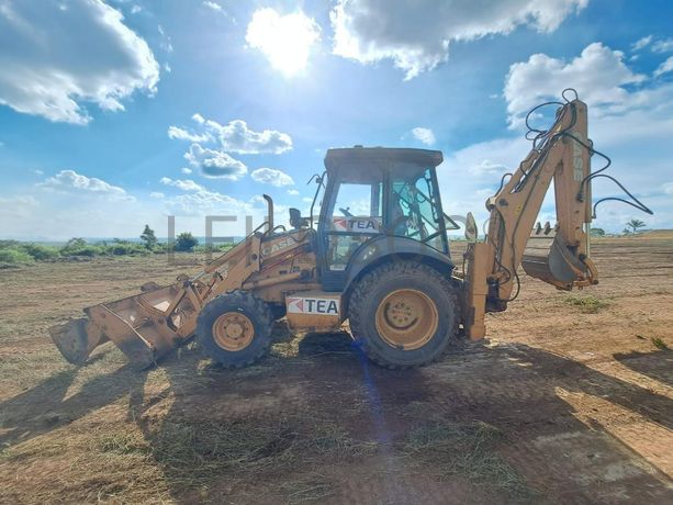 Retroescavadora Case 590R · Samba Caju