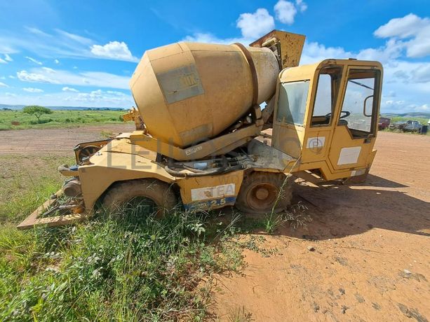 Autobetoneira autocarregante (4X4) Carmix ONE 2.3 · Samba Caju