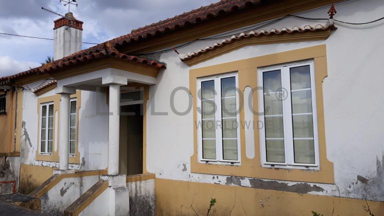 Moradia V3 com Logradouro· Rio Maior