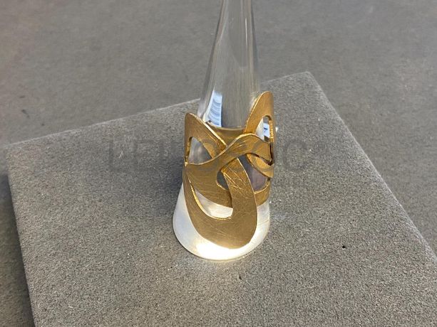 Anel em prata e outros materiais