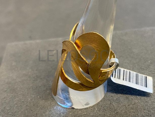 Anel em prata e outros materiais