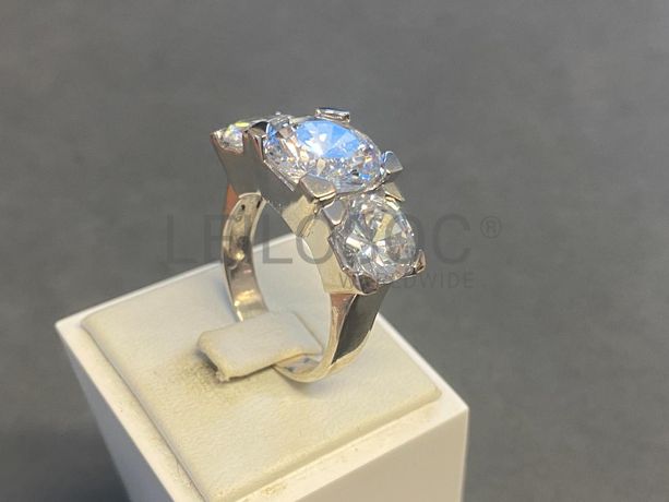 Anel em prata e outros materiais