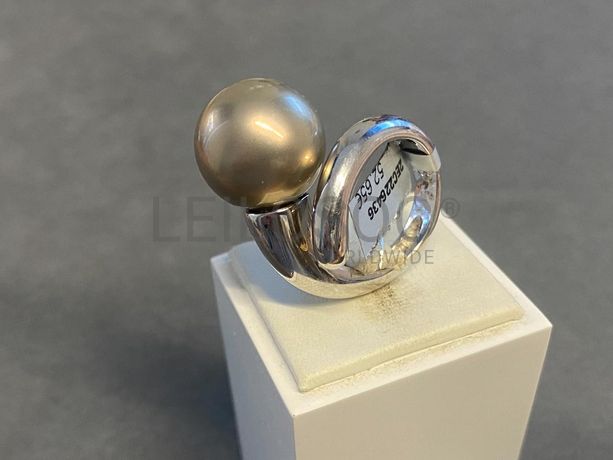 Anel em prata e outros materiais