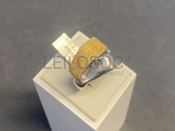 Anel em prata e outros materiais