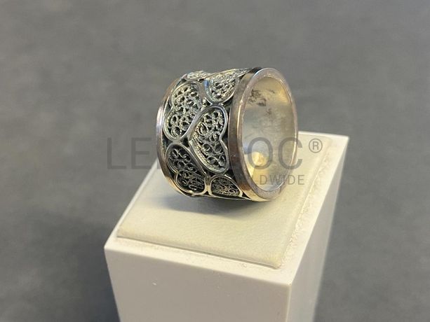 Anel em prata e outros materiais