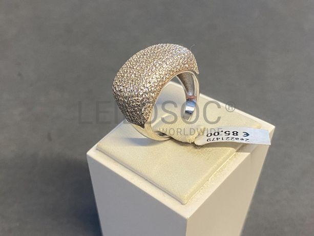 Anel em prata e outros materiais