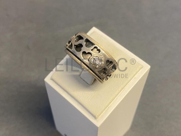 Anel em prata e outros materiais