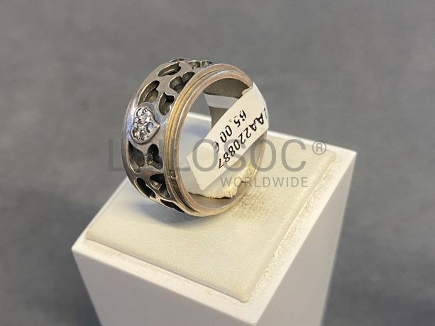 Anel em prata e outros materiais