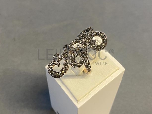 Anel em prata e outros materiais