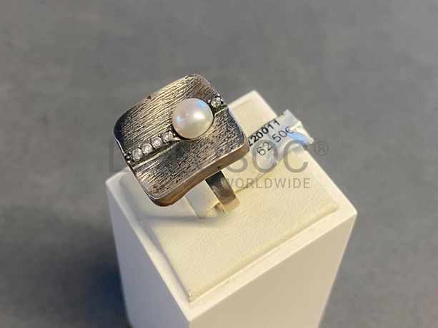 Anel em prata e outros materiais