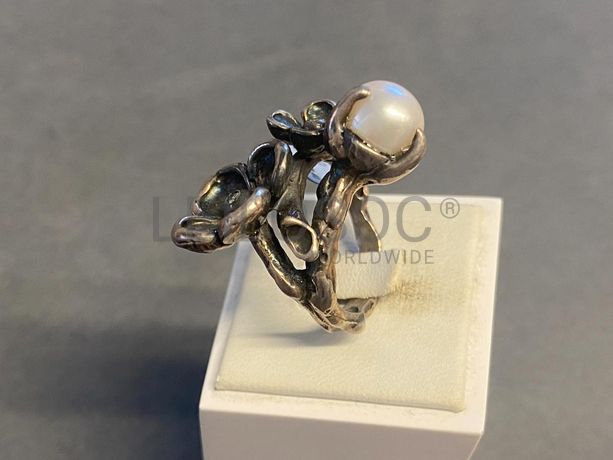 Anel em prata e outros materiais