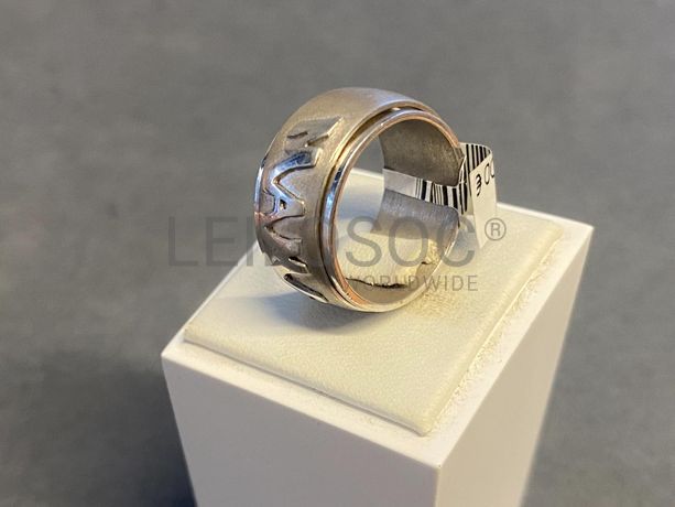 Anel em prata e outros materiais