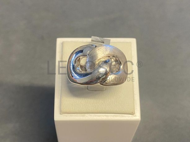 Anel em prata e outros materiais