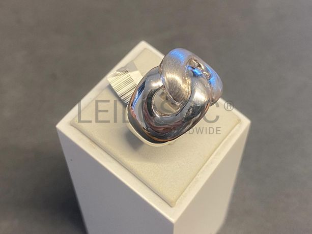 Anel em prata e outros materiais