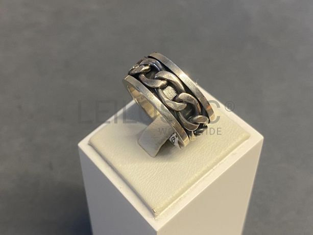 Anel em prata e outros materiais