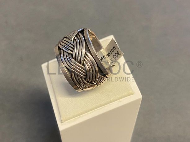 Anel em prata e outros materiais