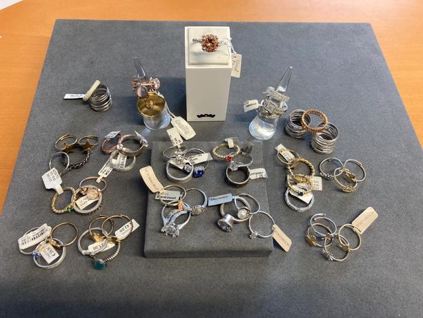 Anéis em prata e outros materiais