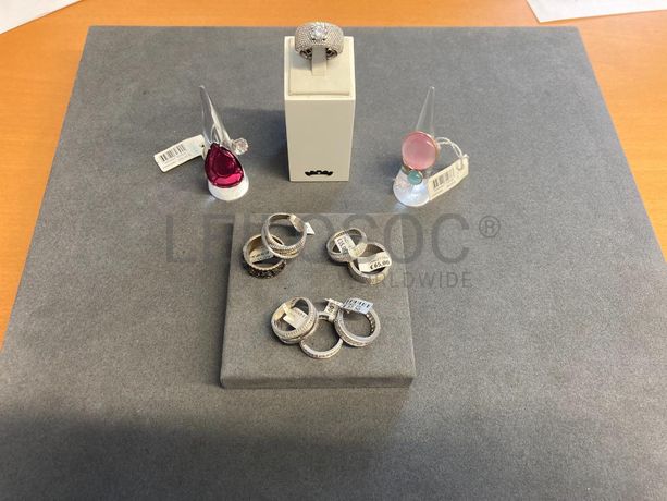 Anéis em prata e outros materiais