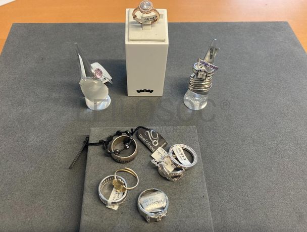 Anéis em prata e outros materiais