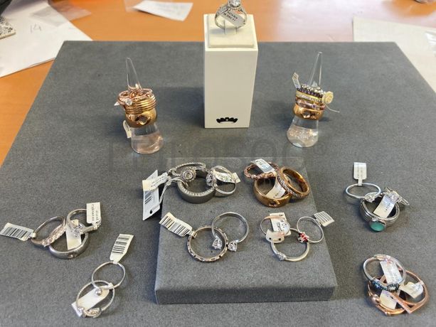 Anéis em prata e outros materiais