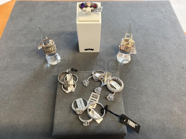 Anéis em prata e outros materiais