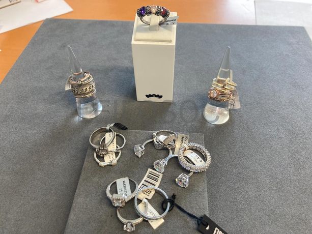 Anéis em prata e outros materiais