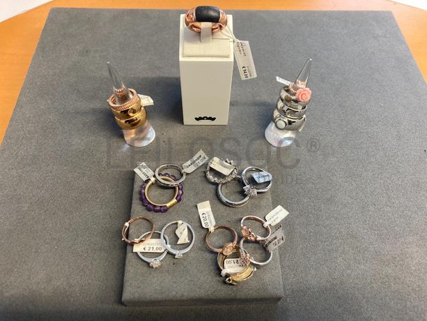 Anéis em prata e outros materiais