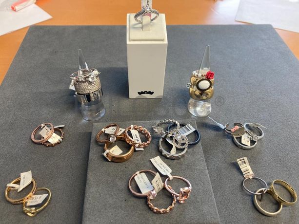 Anéis em prata e outros materiais