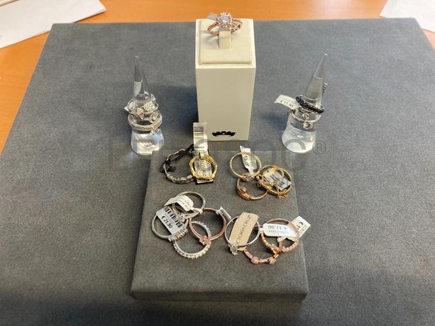 Anéis em prata e outros materiais