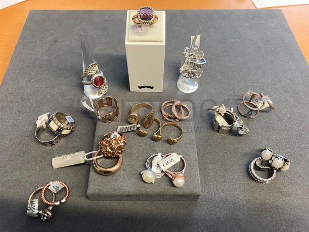 Anéis em prata e outros materiais