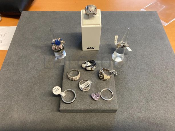 Anéis em prata e outros materiais