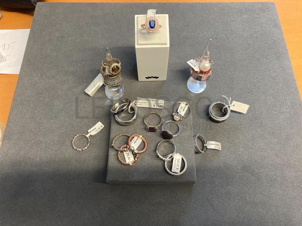 Anéis em prata e outros materiais