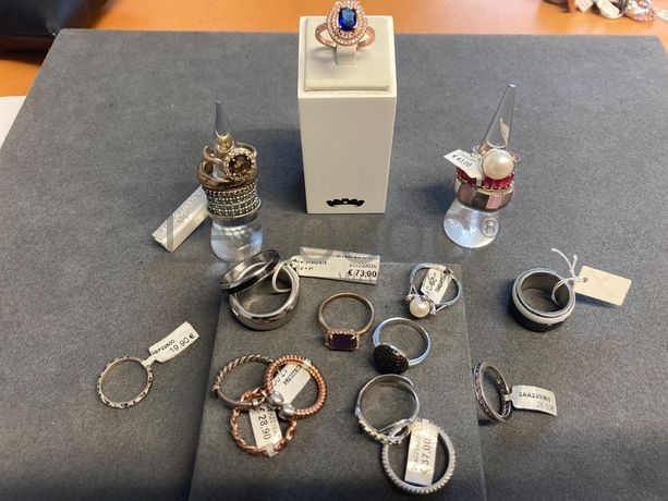 Anéis em prata e outros materiais