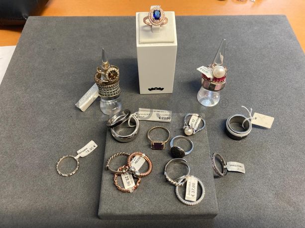 Anéis em prata e outros materiais