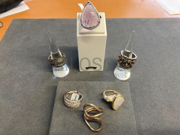 Anéis em prata e outros materiais