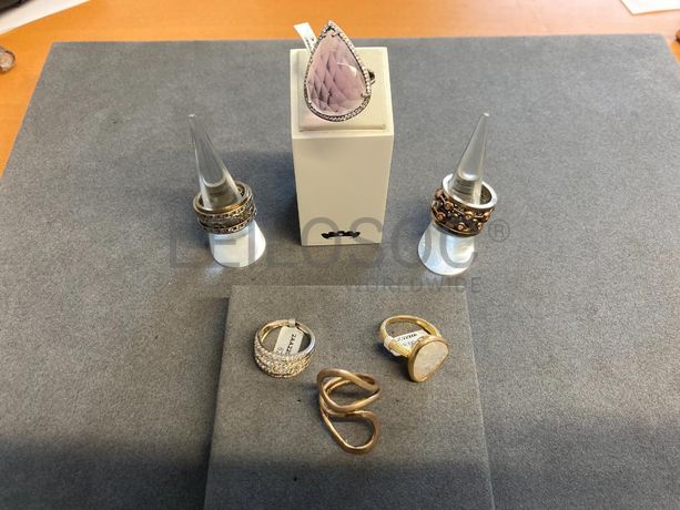 Anéis em prata e outros materiais