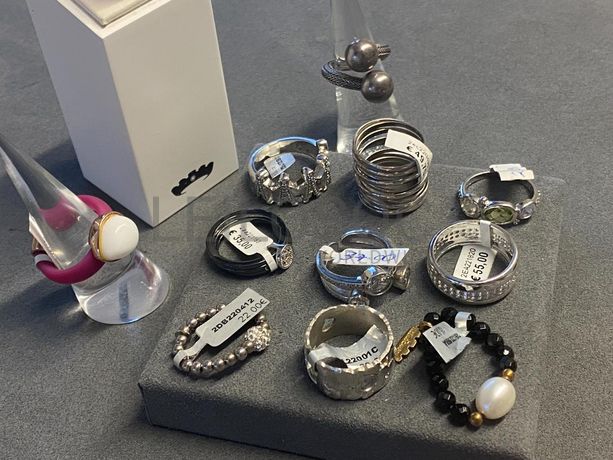 Anéis em prata e outros materiais