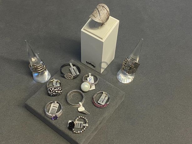 Anéis em prata e outros materiais