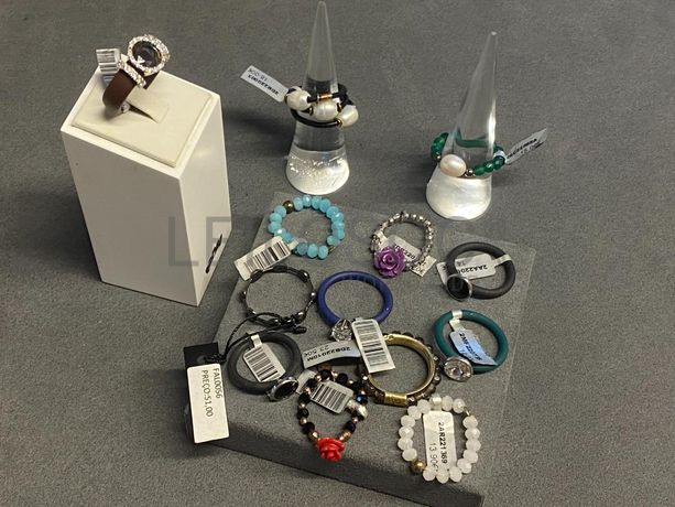 Anéis em prata e outros materiais