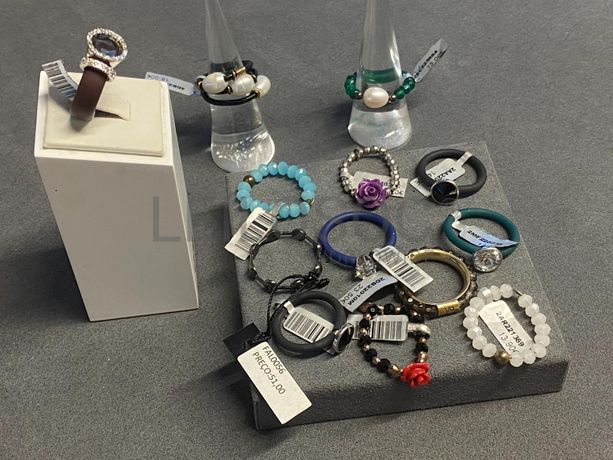 Anéis em prata e outros materiais